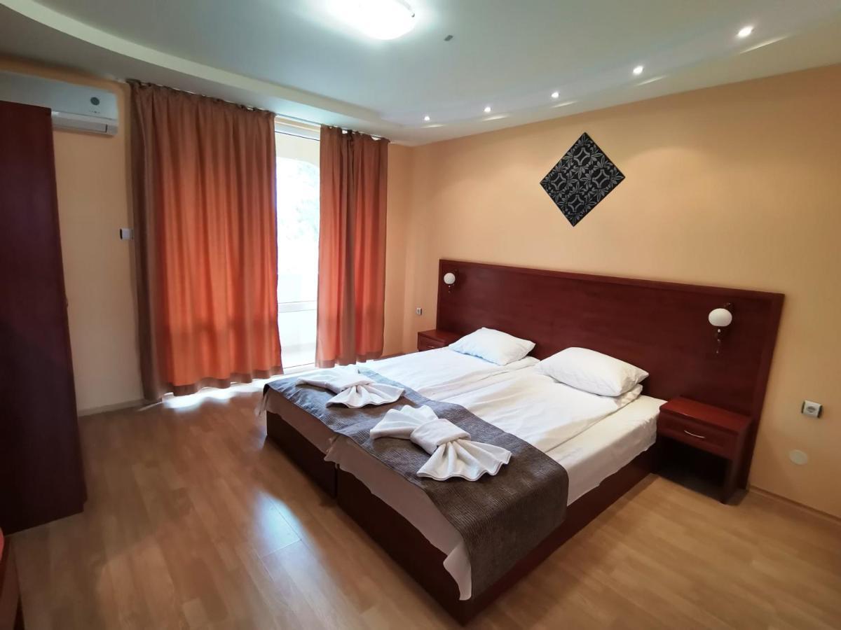 Paris Hotel Baltsjik Buitenkant foto