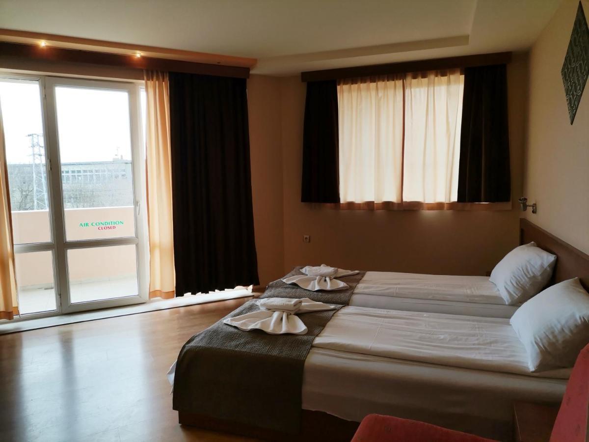 Paris Hotel Baltsjik Buitenkant foto