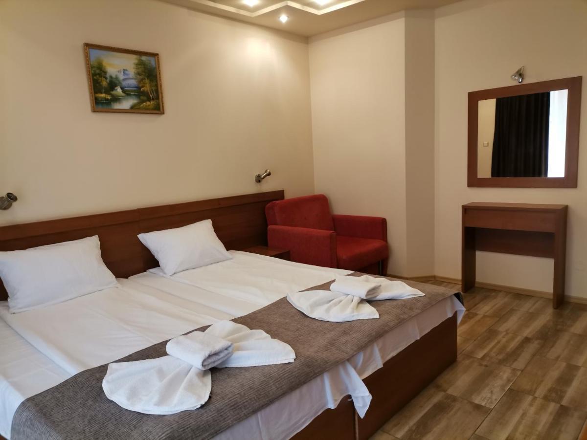 Paris Hotel Baltsjik Buitenkant foto