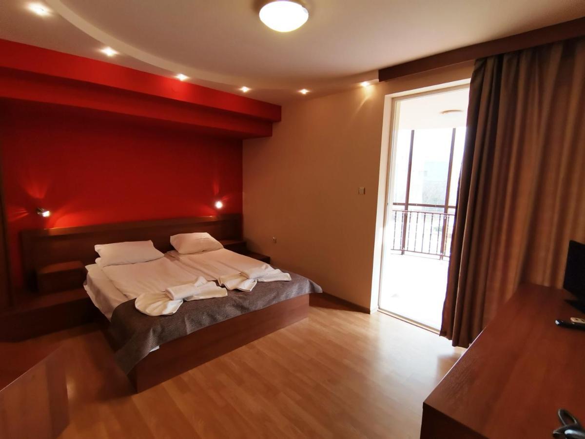 Paris Hotel Baltsjik Buitenkant foto